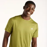 Remera deportiva New Balance de manga corta y cuello redondo, color verde oliva, confeccionada en tejido transpirable de poliéster reciclado. Cuenta con detalles reflectantes de la marca en el pecho y aberturas laterales con dobladillo trasero más bajo.