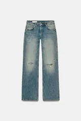 Jeans de tiro bajo y cinco bolsillos, de pierna ancha y larga. Cuenta con cierre frontal con cremallera y botón metálico.