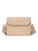Bandolera Terrano color blanco con textura símil cocodrilo, solapa frontal con cierre magnético y placa metálica con el logo de la marca. Cuenta con una correa larga ajustable de tela con inscripciones estampadas.