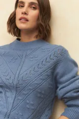 Sweater color beige con cuello redondo, mangas largas y diseño calado.