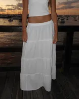 Falda larga blanca de algodón con cintura elástica y diseño escalonado.