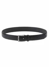 Cinturón de cuero negro con hebilla metálica rectangular y detalle de logo grabado en la punta.