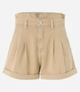 Short baggy de tiro alto confeccionado en sarga de algodón. Presenta cintura ancha con trabillas, cierre frontal con botón y cremallera, pliegues delanteros, bolsillos laterales y bajo con dobladillo plegado.
