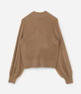 Suéter color beige de punto con textura de pelitos, cuello alto y mangas largas.