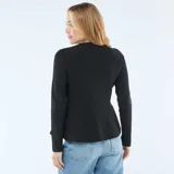 Cárdigan negro de tejido de punto con corte peplum, cuello redondo y cierre frontal con botones dorados en forma de estrella.