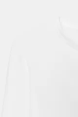 Camiseta de manga larga en color marrón oscuro, confeccionada en tejido de algodón. Presenta un diseño de corte ajustado (slim fit) con cuello redondo.