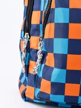 Mochila con estampado a cuadros en tonos azul y naranja, con bolsillo frontal y tirantes ajustables.
