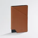 Tarjetero marrón claro de cuero con capacidad para 8 tarjetas. Cuenta con tecnología de bloqueo RFID y palanca exterior para fácil acceso a las tarjetas.