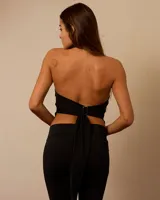 Top halter negro de lycra premium polisap, con espalda descubierta y lazo para atar en la espalda.