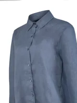 Camisa de lino orgánico color azul, con cuello camisero, cierre frontal de botones y mangas largas.