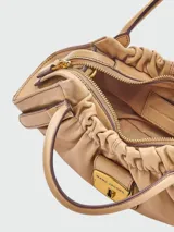 Cartera satchel pequeña de cuero negro con diseño fruncido en la parte superior, doble asa de mano y correa ajustable para llevar al hombro o cruzada. Incluye cierre metálico frontal con logo grabado.