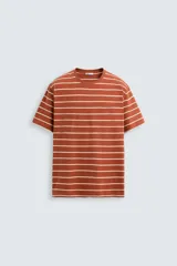 Remera color arena de corte recto, cuello redondo y mangas cortas.