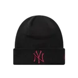 Gorro tipo beanie de lana color negro con vuelta, presenta el logo de los New York Yankees bordado en color bordó en la parte frontal y el logo de la marca en el lateral.