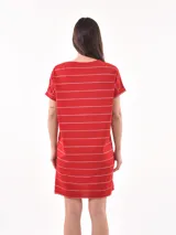 Vestido corto de manga corta, color verde militar con rayas horizontales finas en blanco. Tiene un bolsillo de parche en el pecho.