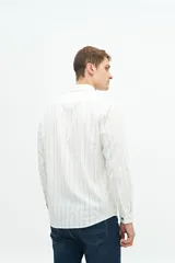 Camisa de manga larga de lino y algodón, color blanco con rayas verticales en tonos gris y beige. Presenta un corte semi slim y un pequeño logo bordado en el pecho.