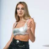 Top dorado metalizado con breteles anchos y escote cuadrado.