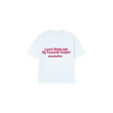 Remera blanca oversize de manga corta Eme Studios con estampa frontal en color bordó con la leyenda "Lunch Break was My Favourite Subject emestudios".