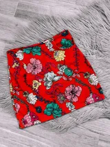 Minifalda roja con estampado floral multicolor.