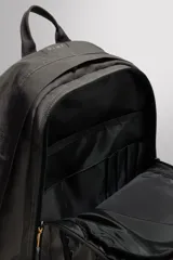 Mochila de deporte multiuso Zara Athleticz confeccionada en tejido técnico color gris oscuro, con un volumen de 30 litros, tres compartimentos principales con cierre de cremallera, bolsillo frontal con cordón elástico tipo bungee, compartimento interior para dispositivos electrónicos de hasta 15 pulgadas, dos bolsillos laterales elásticos para botellas, parte posterior acolchada y transpirable, y detalles reflectantes.