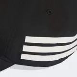Gorra deportiva Adidas de entrenamiento, color negro con el logo de la marca y las tres rayas características en blanco. Presenta una estructura de tejido técnico ligero y resistente.