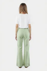 Pantalón negro de tiro alto, con tajo en el costado y pierna ancha.