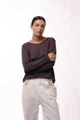 Remera de manga larga y cuello redondo, confeccionada en una mezcla de fibras suaves, con ajuste cómodo al cuerpo.