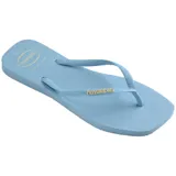 Ojotas Havaianas modelo Slim Square con puntera cuadrada, color azul claro, con tiras finas y logo de la marca en relieve.