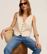 Pantalón mom comfort de cintura alta confeccionado en jeans color celeste, con trabillas en la cintura, cierre tradicional y bolsillos.