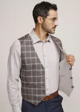 Chaleco reversible Due Volti de corte sastrero, con diseño a cuadros en tonos de gris y cierre frontal con cuatro botones oscuros.