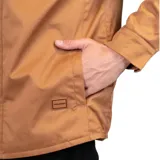 Campera color marrón con cuello de pana marrón, cierre con botones a presión, dos bolsillos de parche con solapa abotonada en el pecho y dos bolsillos laterales.