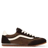 Championes Vans modelo Super Lowpro, de perfil bajo, confeccionados en gamuza marrón con detalles en blanco. Presentan el diseño clásico de la marca en el lateral, cordones blancos y suela de goma con relieve.