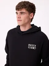 Canguro negro con capucha y estampado blanco en la espalda que incluye el logo de Rusty, texto y gráficos de peces.