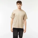 Camiseta de manga corta color marrón claro, con cuello redondo y corte recto.