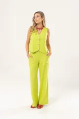 Chaleco verde lima de lino con lurex, escote en V, sin mangas y cierre frontal con botones.