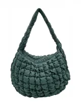 Bolso tipo shopper de diseño capitoneado en color verde, con correa ancha integrada y cierre superior. Cuenta con un interior espacioso y bolsillos laterales con cierre.