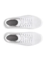 Championes Under Armour modelo Official, de diseño minimalista en color blanco. Presentan una parte superior de cuero sintético con el logo de la marca en el lateral, cierre de cordones y suela de goma estable.
