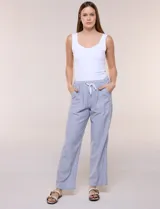 Pantalón de lino de calce holgado y caída ligera, con estampado de rayas verticales en tonos celestes y blancos. Cuenta con cintura elastizada fruncida con cordón ajustable al frente, bolsillos laterales y pierna recta.