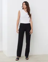 Pantalón sastrero de corte recto y tiro medio-alto, color negro, con presillas en la cintura y bolsillos funcionales.