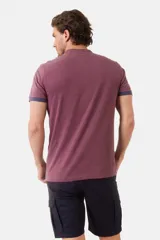 Remera blanca de manga corta con cuello mao y cierre frontal parcial con botones. Presenta detalles en color gris azulado en el cuello y en los bordes de las mangas.