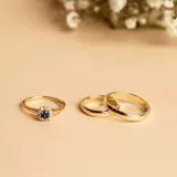 Par de alianzas bombé de oro de 18k, diseño clásico de superficie lisa y brillante.