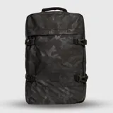 Mochila versátil de diseño minimalista en color negro, apta para uso como bolso de mano. Cuenta con compartimento interno para laptop de hasta 16 pulgadas, bolsillo exterior con cierre y correas ajustables laterales. Incluye asa superior reforzada y correas de hombro ocultables para mayor comodidad.