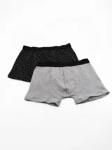 Pack de dos boxers de algodón, uno en color gris melange y otro negro con estampado de tablero de ajedrez, ambos con cintura elástica negra.