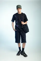Bolso impermeable negro de gran capacidad confeccionado en nylon de alta densidad, con recubrimiento interno plástico, correa ajustable y bolsillos externos e internos con cierre.