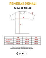 Remera negra de algodón con estampado de un paisaje con una persona y la frase "Less is more".