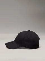 Gorra de béisbol negra de algodón con logo de Calvin Klein Jeans bordado en blanco en el frente.