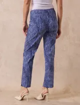 Pantalón de gabardina elastizada con estampado floral multicolor, pretina ancha elastizada y corte recto.