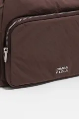 Bolso bandolera de nailon marrón de Bimba y Lola, con cierre de cordón ajustable, bolsillo frontal con cremallera y el logotipo de la marca impreso. Cuenta con una correa ajustable ancha de lona beige y detalles de cuerdas decorativas en los laterales.