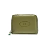 Billetera mediana de cuero con cierre perimetral y logo XL grabado en el frente.