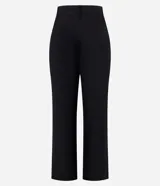 Pantalón de vestir gris oscuro, de corte recto, con bolsillos laterales y traseros. Se ajusta a la cintura con cinturón de cuero marrón.