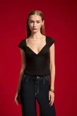 Top negro de manga corta con acabado de lúrex, cuello en V y diseño ajustado al cuerpo.